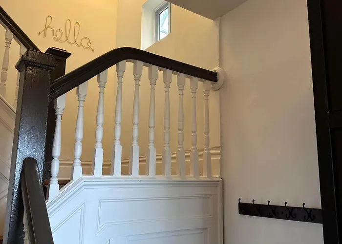 Stunning 3br-private Entrance-renovated-near Apartment *