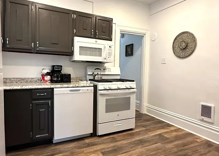 Stunning 3br-private Entrance-renovated-near Apartment *